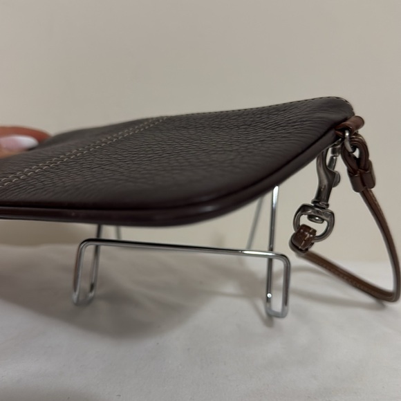Coach vintage “Chelsea” brown pebbled leather wristlet - Picture 4 of 9